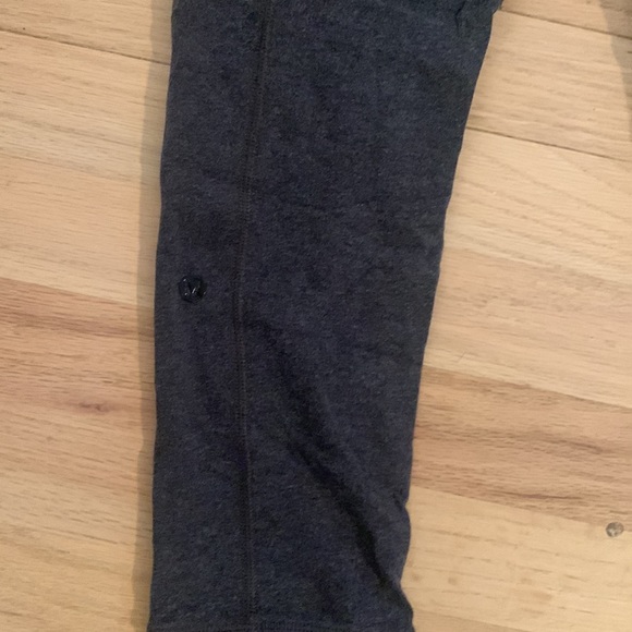 EUC Lululemon Capri size 4 - Picture 2 of 4